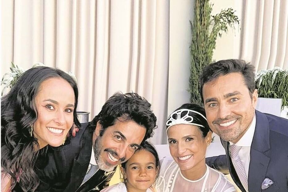 Os noivos com  o ator Ricardo Pereira, a mulher deste, Francisca, e a filha