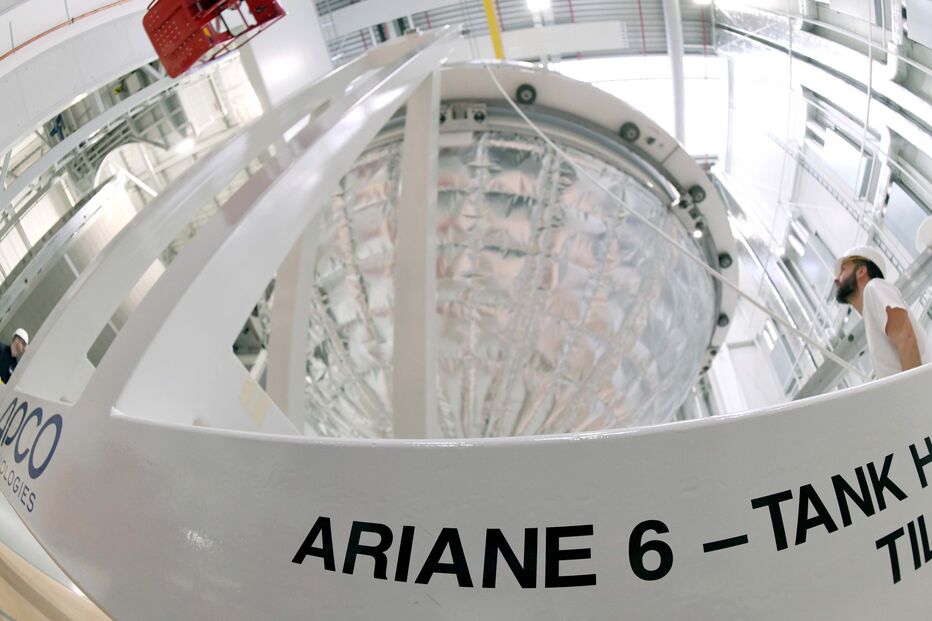tanque do Ariane 6, o foguetão espacial europeu da próxima geração, é fotografado numa linha de produção do Grupo Ariane em Bremen