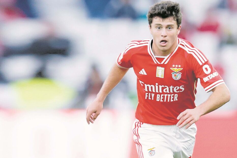 João Neves, médio de 19 anos, está a ser seguido também pelo Manchester United, Chelsea e PSG