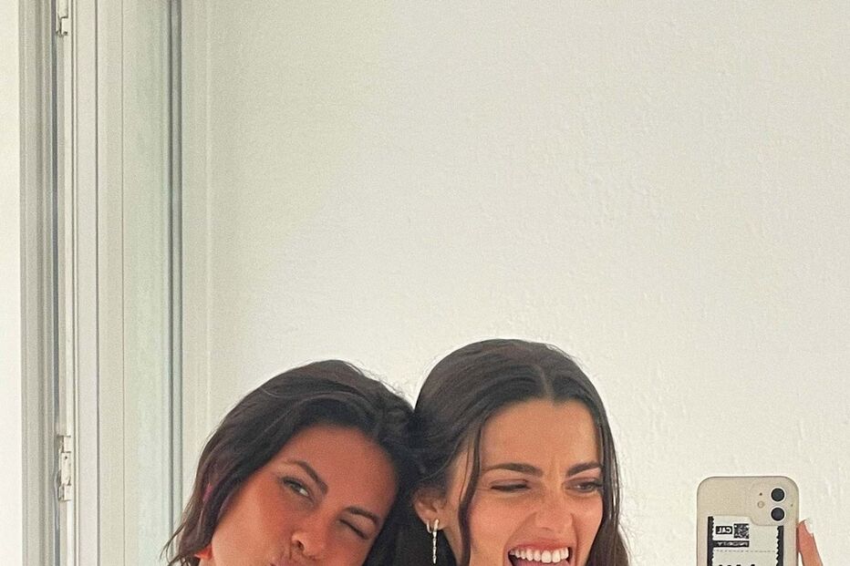 Carolina Loureiro e Joana Aguiar numa das praias com águas cristalinas que visitaram