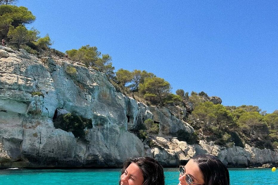 Carolina Loureiro e Joana Aguiar numa das praias com águas cristalinas que visitaram