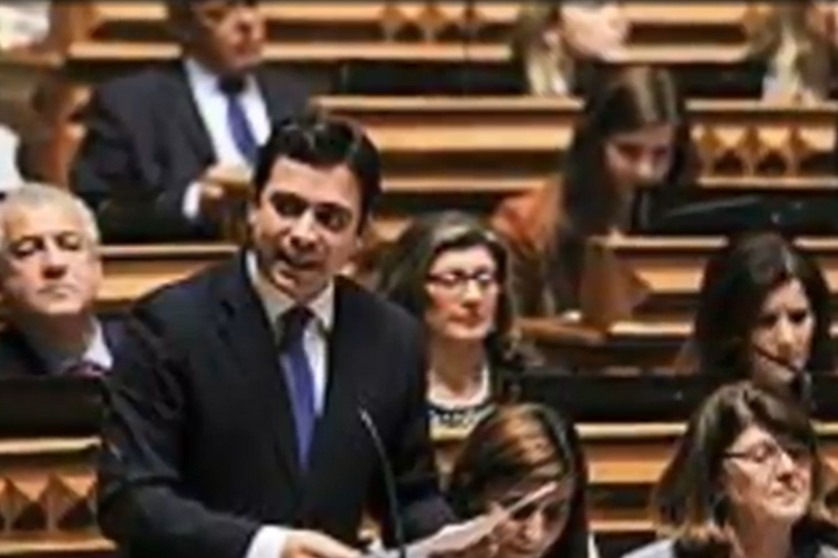 Ex-deputado do PSD e irmã vencem concurso público