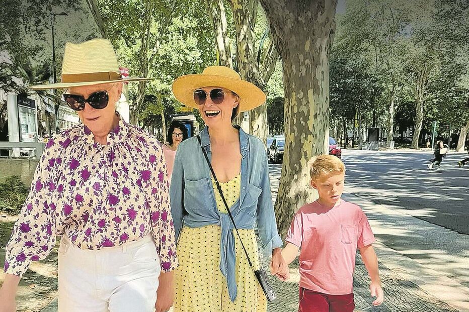 Maye e Tosca com Grayson pela mão 