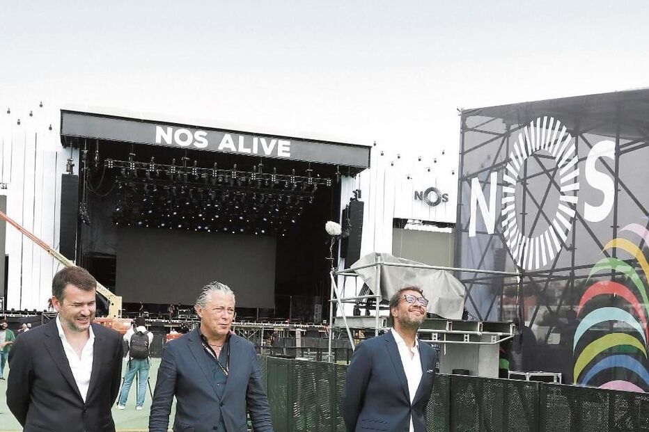 Daniel Beato (administrador da Nos), Álvaro Covões e Francisco Rocha Gonçalves  (vice-presidente da  Câmara Municipal de Oeiras), ontem na apresentação 
