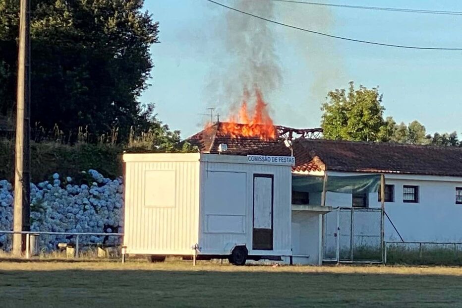 Casa senhorial consumida pelas chamas em Viana do Castelo