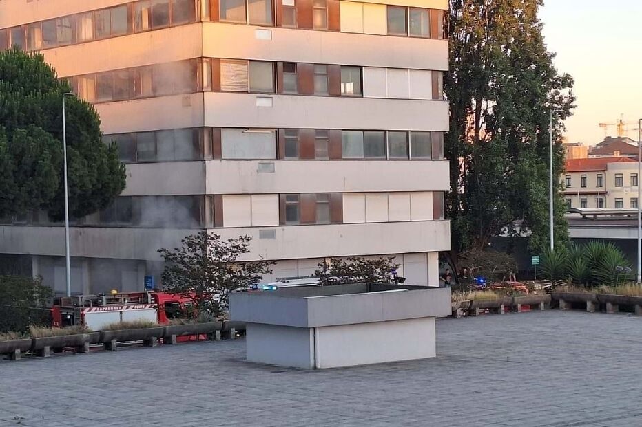 Grupo ocupa antigo edifício da Direção de Recrutamento Militar e causa terror na Avenida de França no Porto