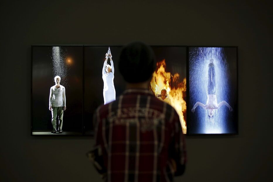 Um homem observa uma obra de arte do artista americano Bill Viola durante a feira SP-Arte, em São Paulo, no dia 10 de abril de 2015.