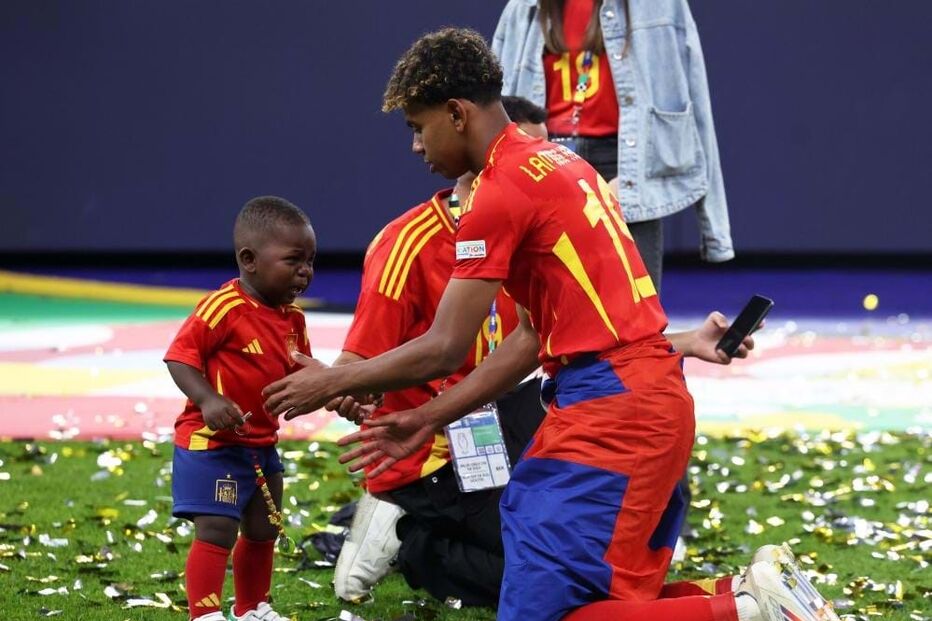 Lamine Yamal com o irmão, Keyne