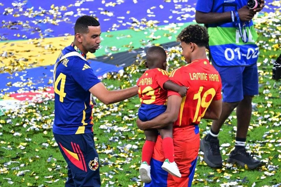 Lamine Yamal com o irmão, Keyne