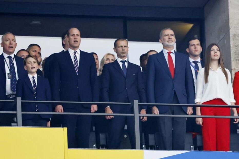 Príncipe William com o filho George e Rei Felipe VI com a Infanta Sofía