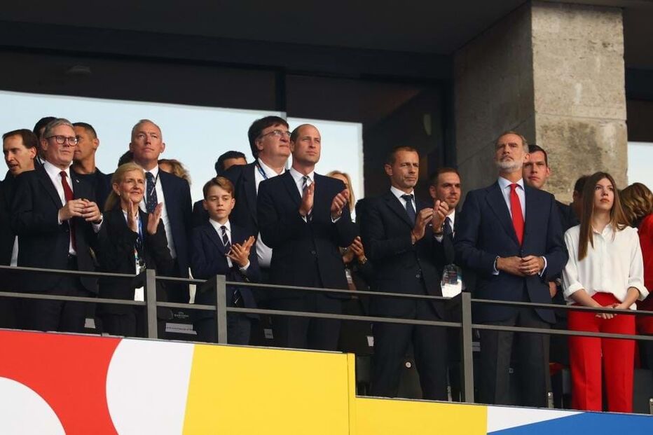 Príncipe William com o filho George e Rei Felipe VI com a Infanta Sofía