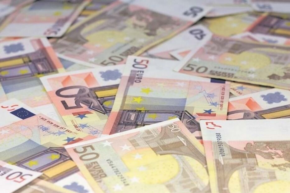 Foram apreendidas ao suspeito um total de 1600 notas falsas de 50 euros. Foi libertado com apresentações mensais