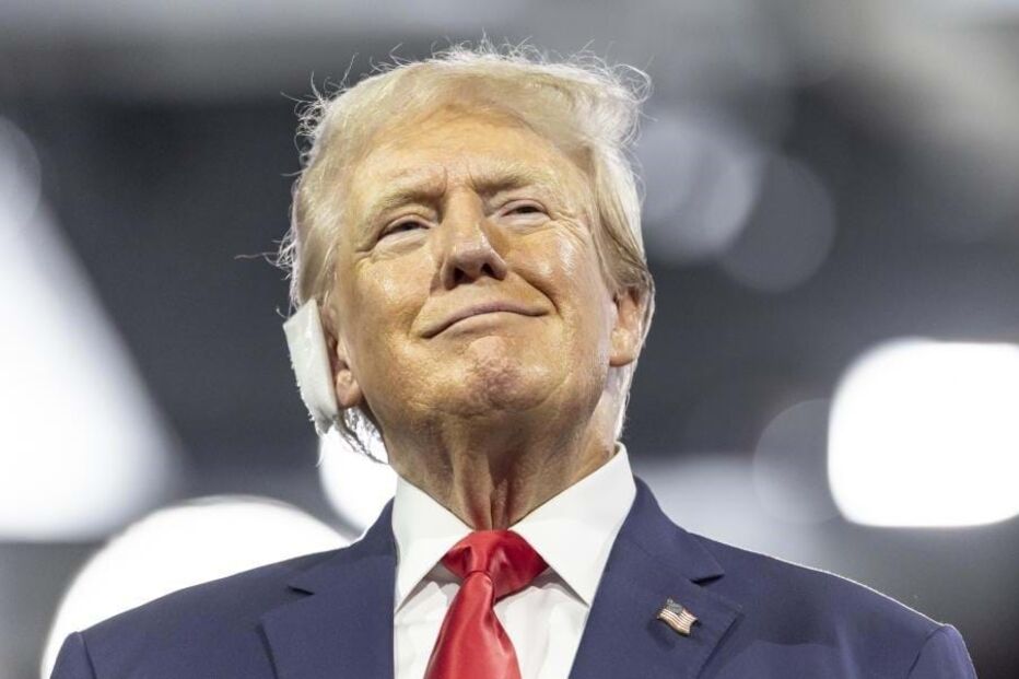 Trump com um grande penso a cobrir a orelha atingida por tiro