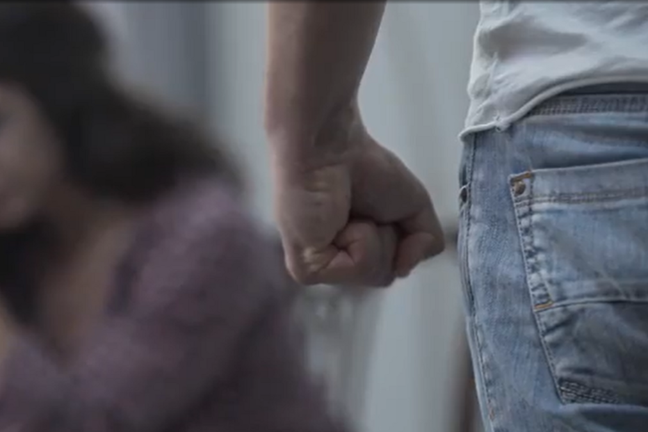 Homem absolvido de atirar bebé à parede e violar companheira