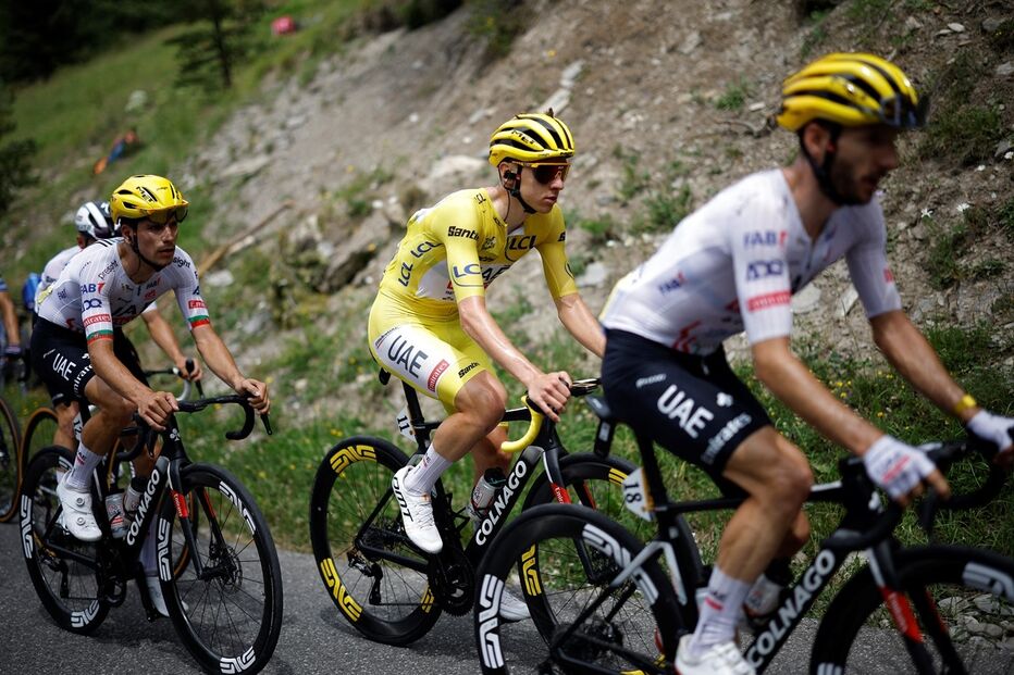 Tadej Pogacar com João Almeida na sua roda