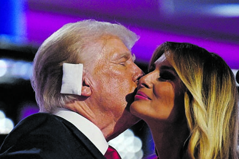Candidato beija a mulher, Melania 