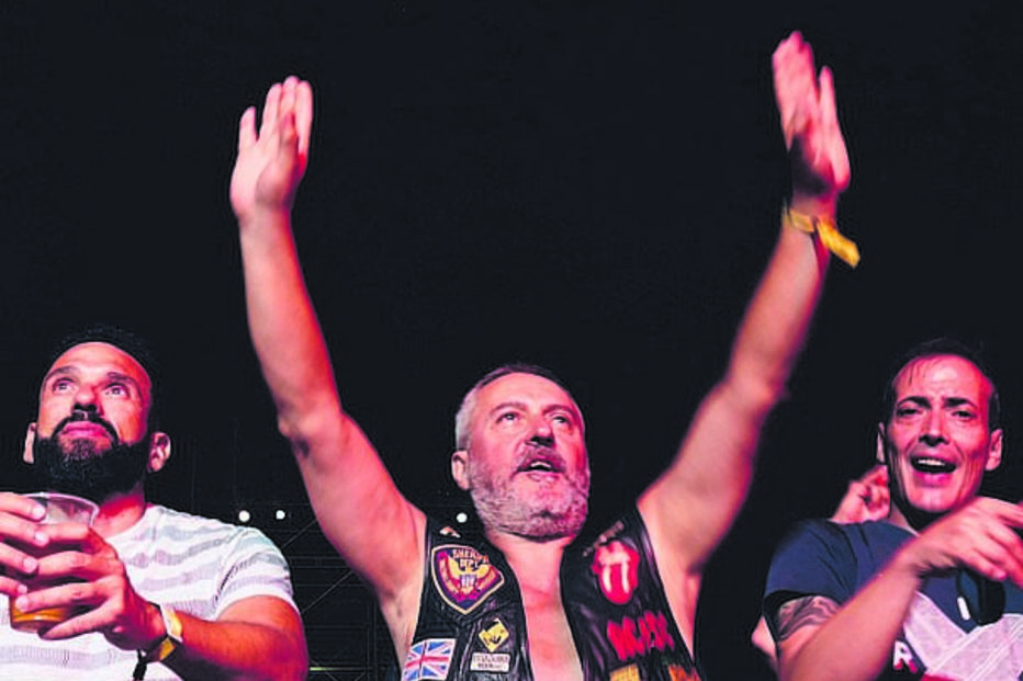 Público vibrou com os espetáculos musicais e shows de striptease