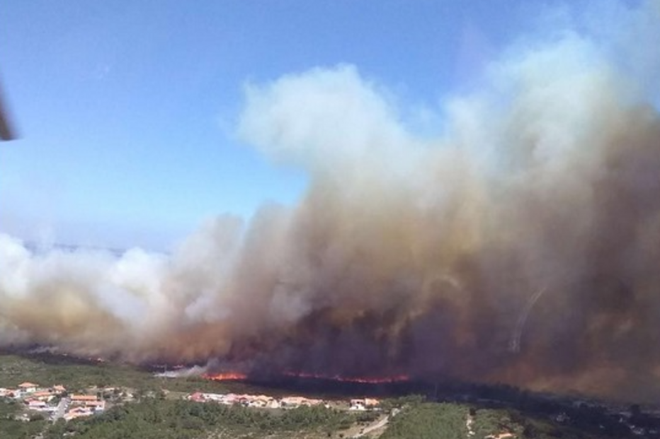 Bombeiros combatem as chamas em Alcabideche