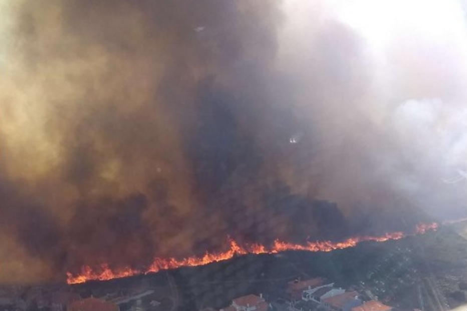 Bombeiros combatem as chamas em Alcabideche