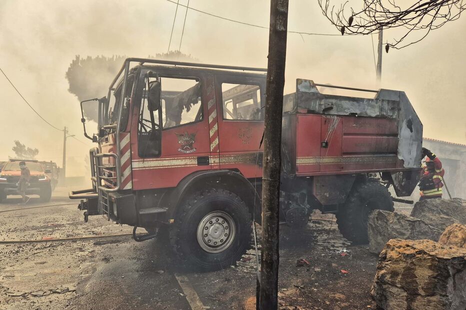 Camião dos Bombeiros no incêndio em Alcabideche