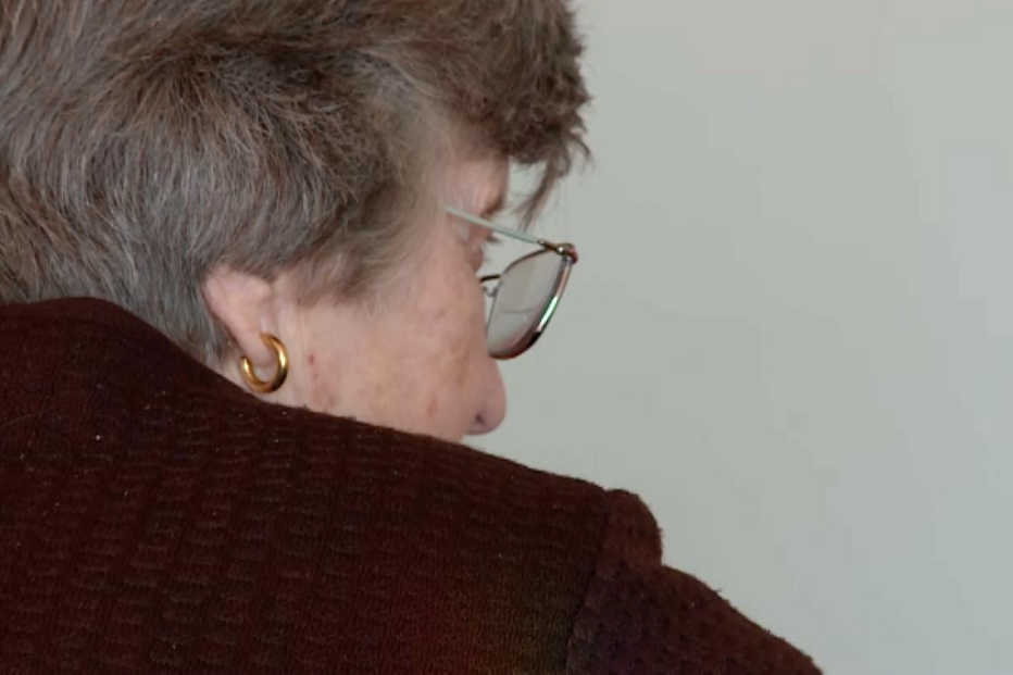 Bombeiros salvam idosa sufocada com compressa em lar ilegal