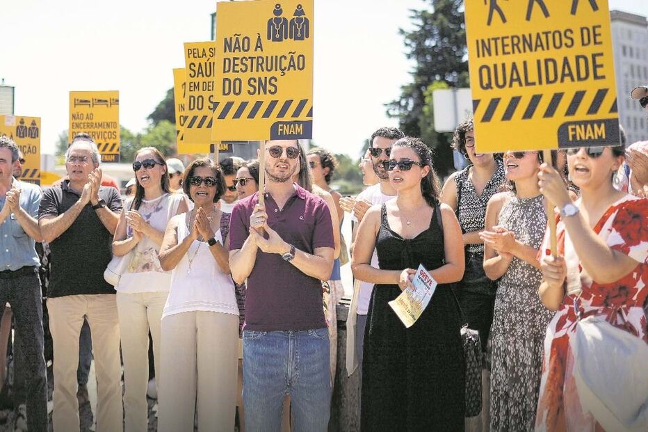 Médicos em protesto à porta do Hospital de Santa Maria, em Lisboa