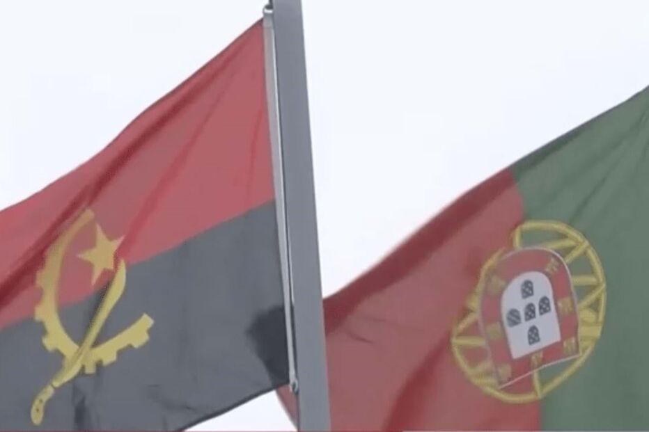 Bandeira hasteada ao contrário durante visita de Montenegro a Angola