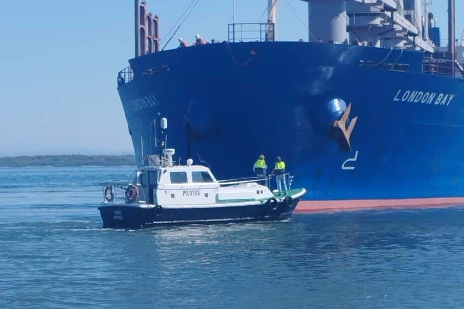 Navio encalhado em Setúbal