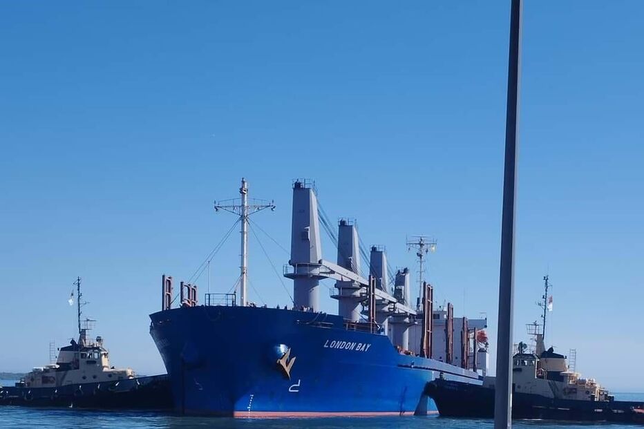 Navio encalhado em Setúbal