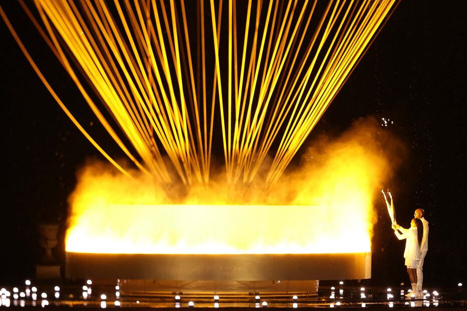 Teddy Riner e Marie-José Perec acendem a pira olímpica
