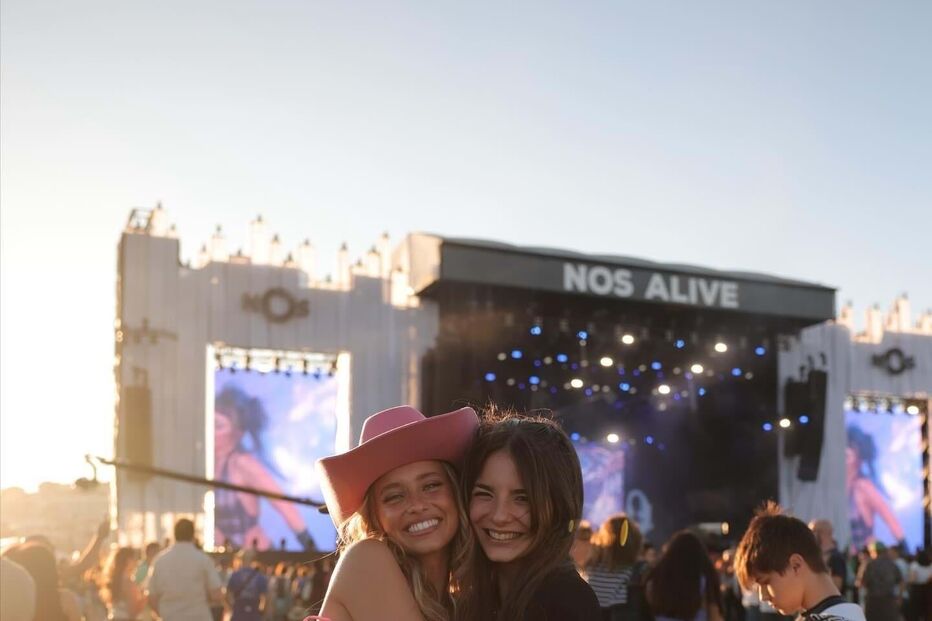 Atriz viajou  na companhia da amiga, Margarida Deveza