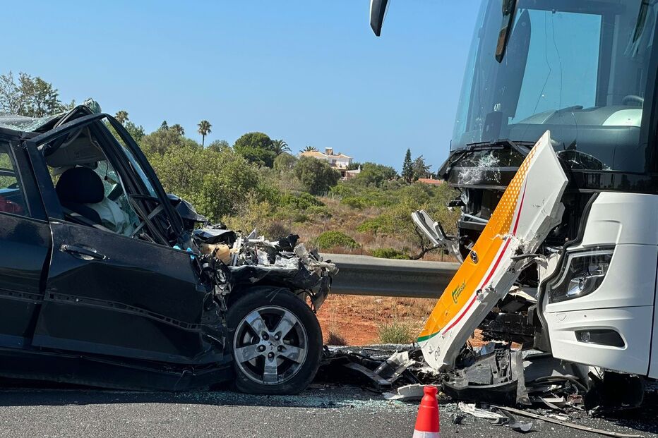 Homem morre em colisão entre carro e autocarro em Almancil