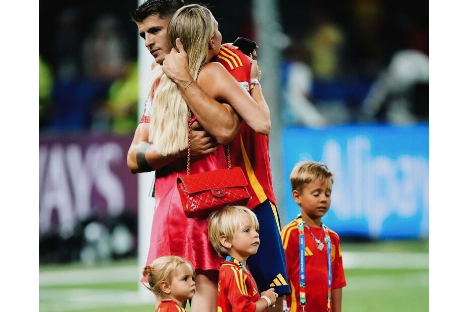 Morata com a mulher e os filhos nas comemorações do Europeu de futebol