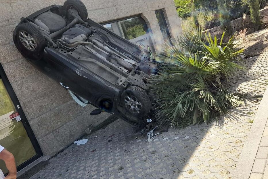 Carro despista-se e fica quase na vertical em Penafiel