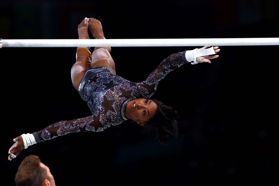 Simone Biles no exercício em barras paralelas assimétricas, o último de quatro aparelhos 