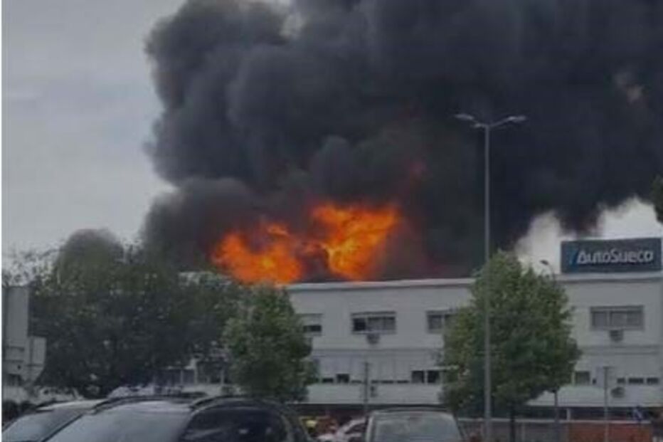 Incêndio de grandes dimensões consome Auto Sueco na zona industrial do Porto