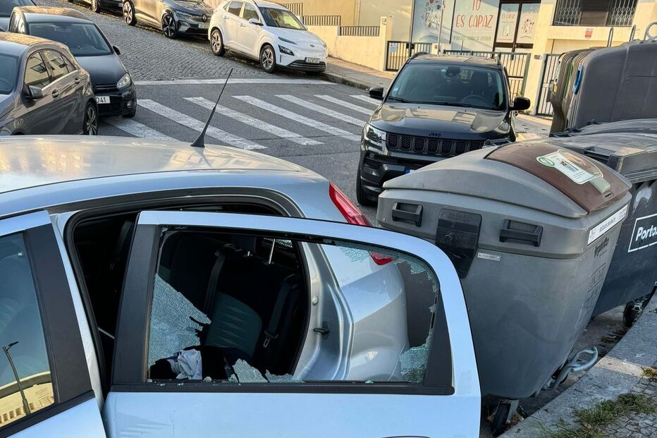 Carro assaltado no Porto