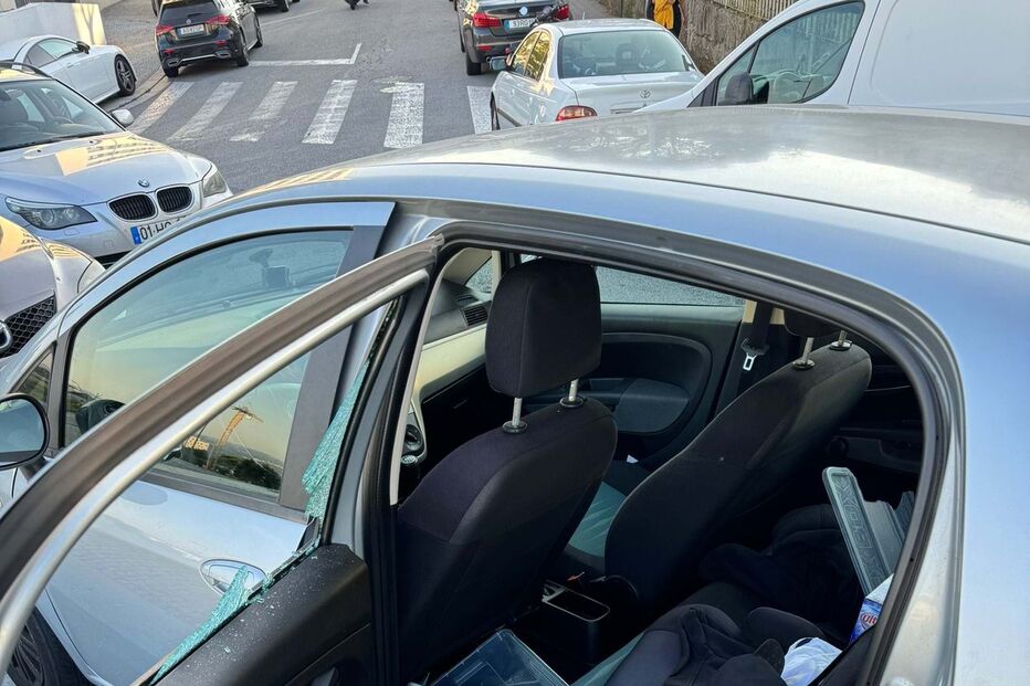 Carro assaltado no Porto