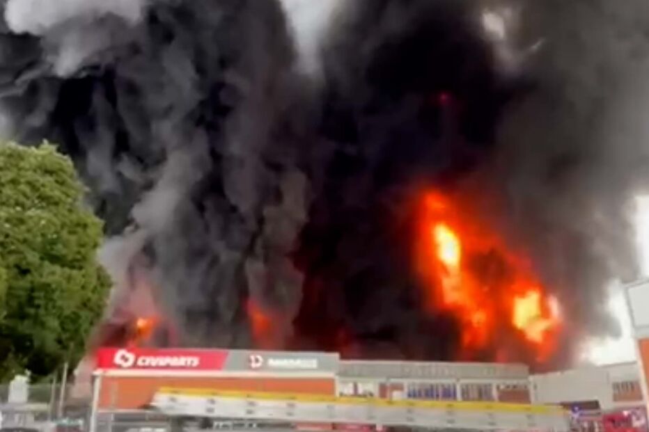 Incêndio de grandes dimensões consome Auto Sueco na zona industrial do Porto