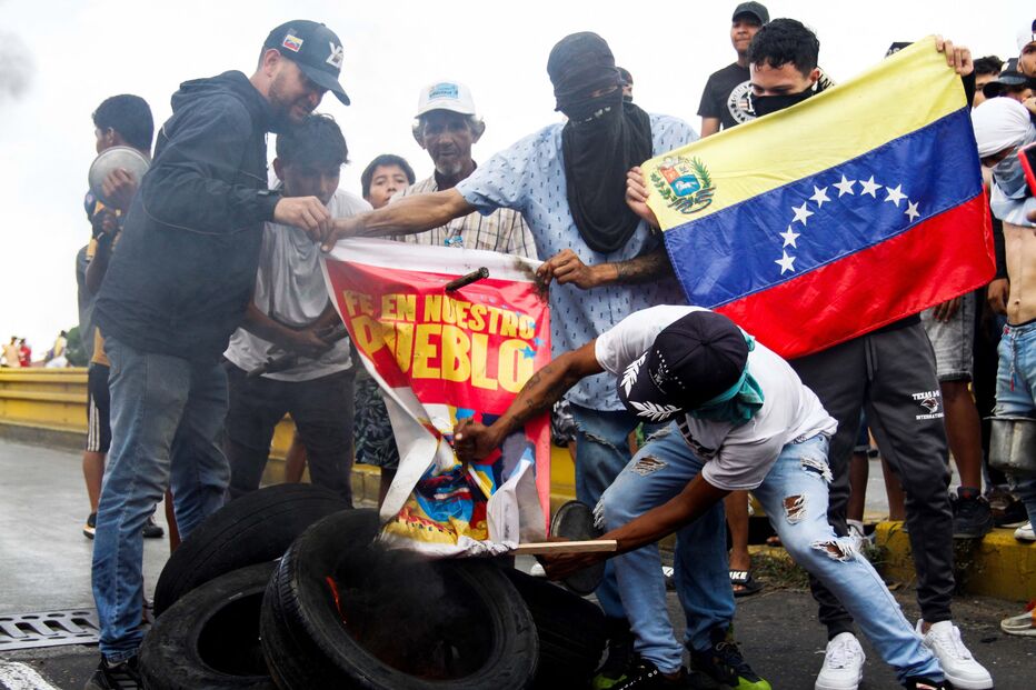 Venezuelanos rejeitam nas ruas resultados eleitorais