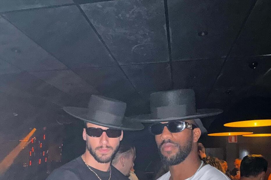 Rúben Dias com os chapéus das DJ Mëstiza