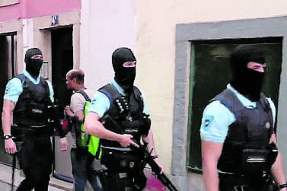 Elementos da PSP durante a rusga na Mouraria 