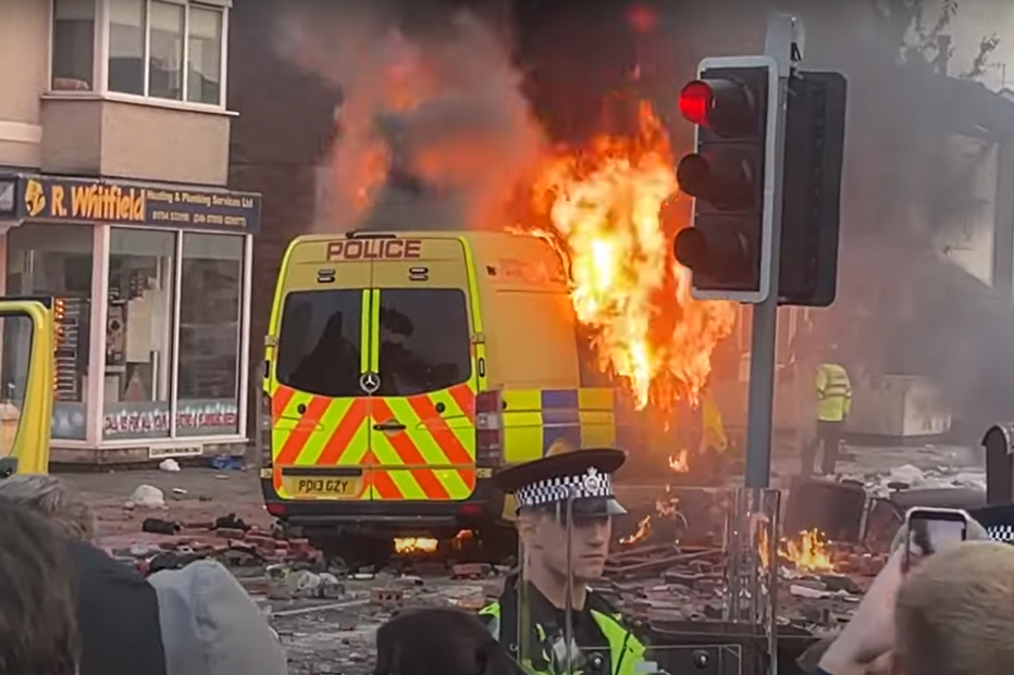 Motins nas ruas da cidade britânica onde menina portuguesa foi morta à facada 