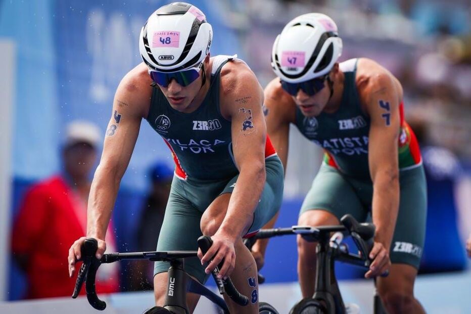 s triatletas Ricardo Baptista e Vasco Vilaça durante a prova de triatlo a contar para os Jogos Olímpicos de Paris