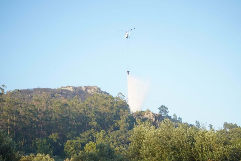 Mais de 200 bombeiros e oito meios aéreos combatem incêndio em Santarém