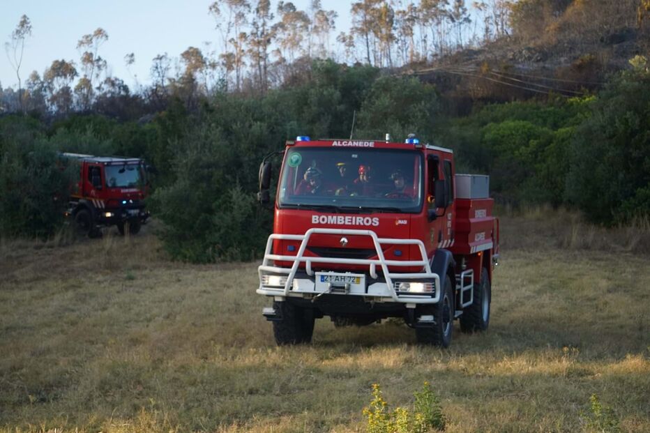 Mais de 200 bombeiros e oito meios aéreos combatem incêndio em Santarém