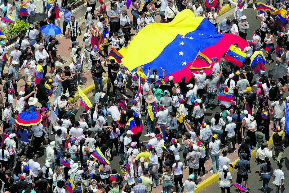 Protestos contra a anunciada reeleição de Nicolás Maduro já fizeram pelo menos 11 mortos