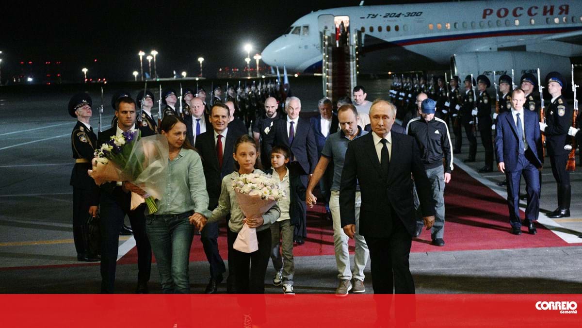 Putin recebe no aeroporto oito prisioneiros libertados na troca com Ocidente