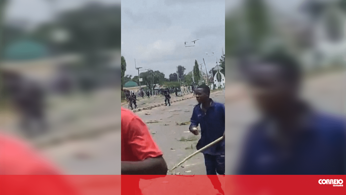 Momento em que a polícia nigeriana dispara contra manifestantes