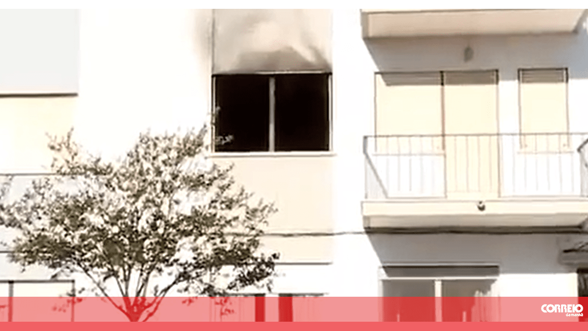 Incêndio em apartamento em Carcavelos deixa casal desalojado